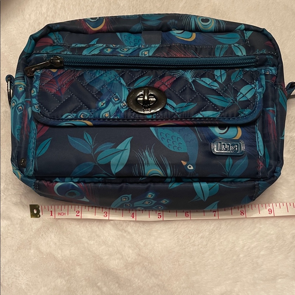 NWOT lug Switch- NO STRAP 
with RFID Protection
4 zippered sections.